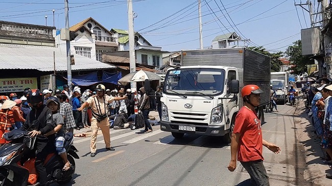 TP.HCM: Xót xa chồng ôm thi thể vợ khóc ngất sau va chạm ô tô