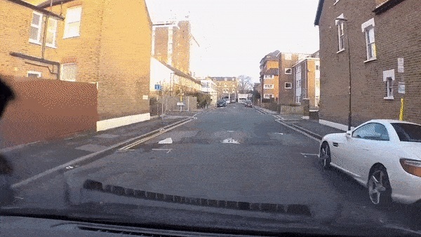 Video: Chỉ trong tích tắc, chiếc ô tô bị tai nạn 2 lần liên tiếp