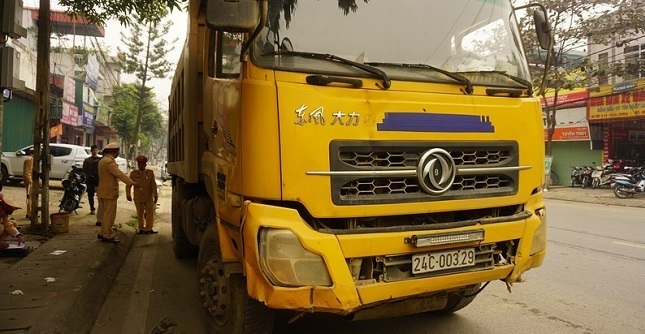 Tin tai nạn giao thông mới nhất ngày 22/2/2020: Xe tải vượt ẩu, tông bé gái tử vong thương tâm