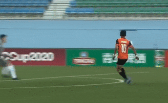 Video: Sai lầm ngớ ngẩn của Bùi Tiến Dũng khiến đội nhà phải nhận bàn thua