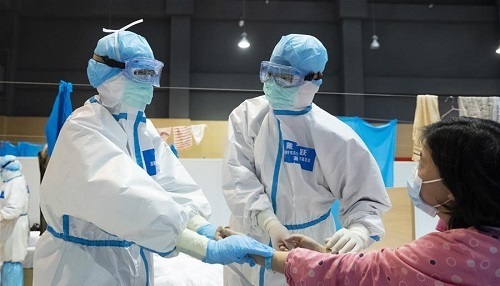Bên trong bệnh viện dã chiến đầu tiên ở Vũ Hán điều trị Covid-19 bằng liệu pháp y học cổ truyền