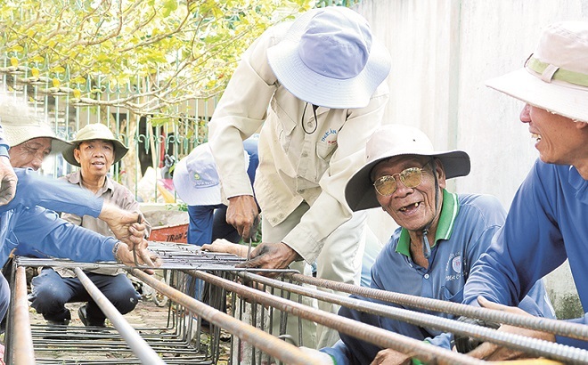 Cảm động những lão nông hơn 12 năm xây cầu từ thiện tại Đồng Tháp