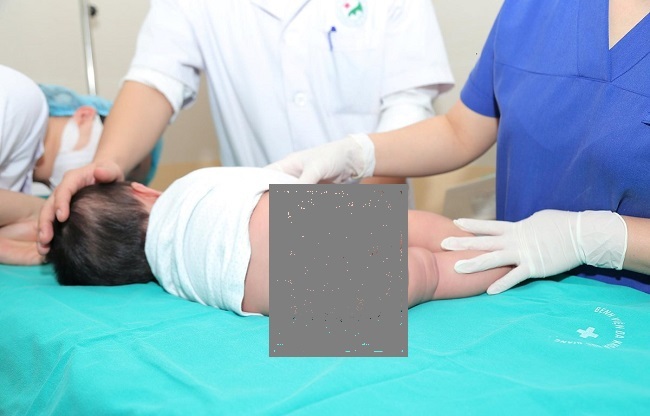 Cắt bỏ chiếc “đuôi” bẩm sinh dài gần 10cm cho một bệnh nhi 5 tháng tuổi ở Hà Nội