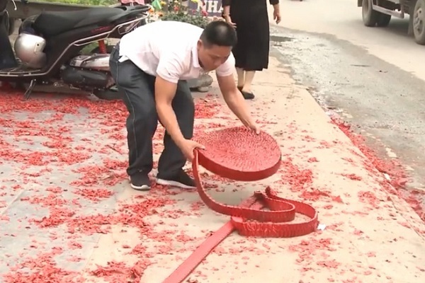 Vụ đốt pháo đỏ đường trong đám cưới ở Hà Nội: Triệu tập một số người