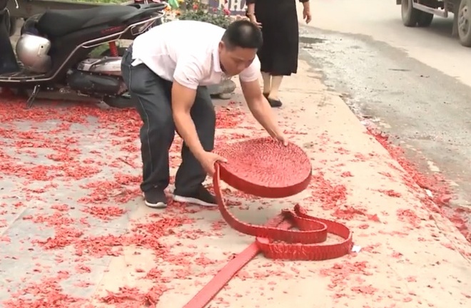 Điều tra vụ đám cưới ở Hà Nội đốt bánh pháo dài hơn 50m