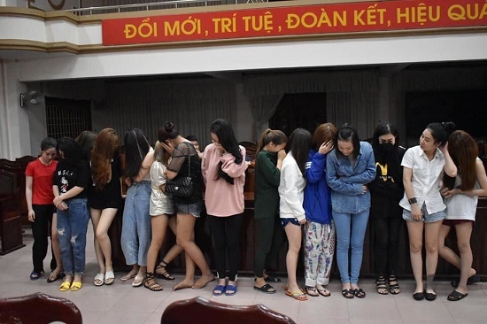 Hàng chục nam nữ thanh niên dương tính với ma túy trong quán karaoke lúc rạng sáng