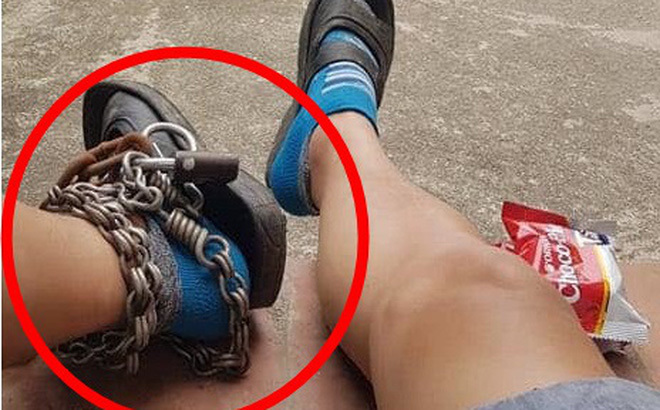 Cảm động câu chuyện con trai tự cột xích vào chân làm quà tặng mẹ ngày 8/3