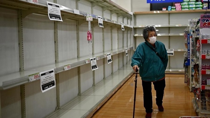 Người dân nhiều nước đổ xô đi mua sắm, 