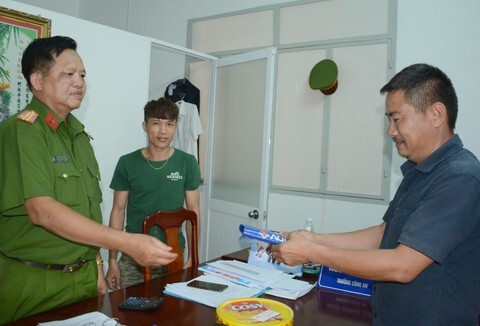 Nhặt được 100 triệu đồng, hai anh em trả lại người đánh rơi