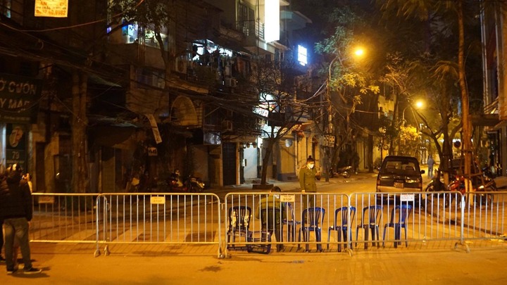 Hà Nội cách ly nhiều hộ dân trên phố Trúc Bạch