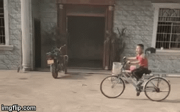 Tập đi xe đạp thành công nhưng không biết cách dừng, cậu bé khóc lóc thảm thiết khiến ai cũng