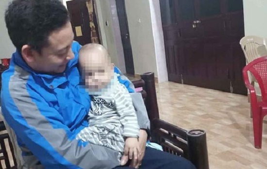 Nghe thấy tiếng khóc, kiểm tra phát hiện bé trai 1 tuổi bị bỏ rơi cùng 