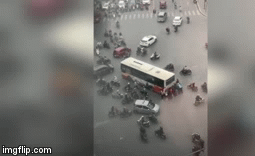 Hà Nội: Người dân chung tay đẩy chiếc xe buýt bị chết máy