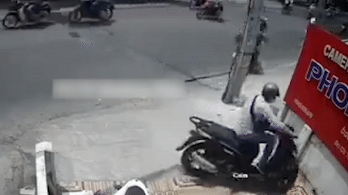 Video: Bị chủ nhà truy đuổi, tên trộm vứt xe máy bỏ chạy trối chết