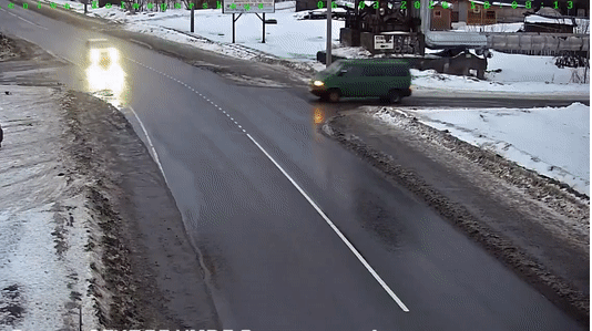 Video: Vừa bị minivan đâm vào phần hông, sedan tiếp tục bị một xe khác tông văng trên đường mưa