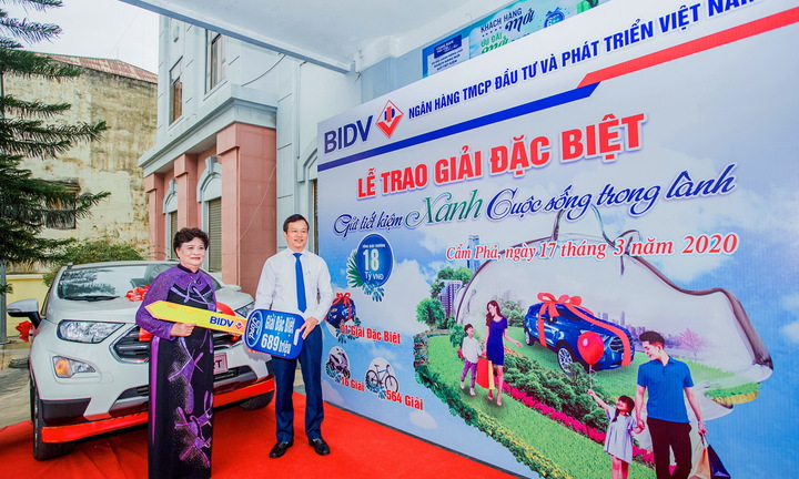 Gửi tiết kiệm xanh, khách hàng BIDV trúng ô tô gần 700 triệu đồng