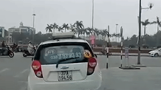 Nghệ An: 2 thanh niên không đội mũ bảo hiểm đâm thẳng vào cột chỉ đường