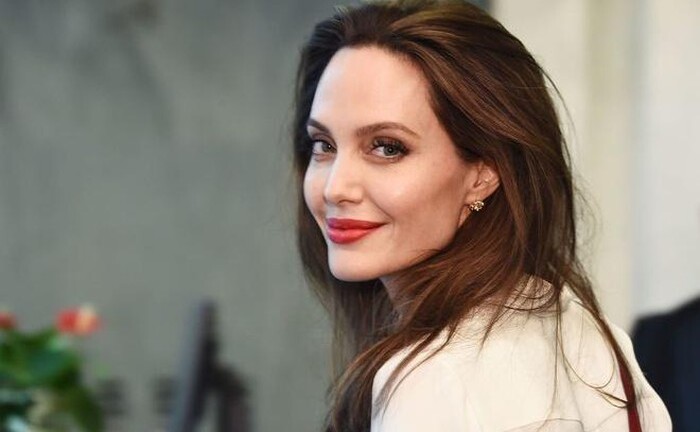 Minh tinh Angelina Jolie ủng hộ 1 triệu USD cho học sinh nội trú
