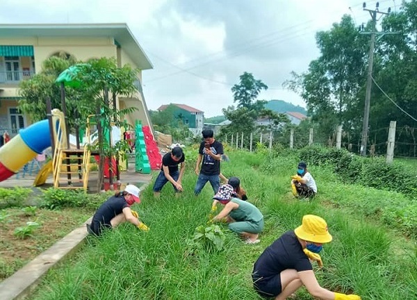 Muôn hoa khoe sắc trong khu cách ly công dân ở Hà Tĩnh
