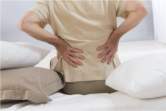 Đau lưng, đi lại khó khăn vì thoái hóa đốt sống thắt lưng, phải làm sao?