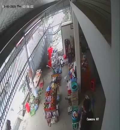 Video: Tránh xe khách vượt ẩu trên đường hẹp, xe ben đánh lái rồi tông vào nhà dân ven đường