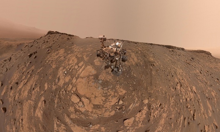 Robot NASA chụp ảnh selfie giữa sườn đồi khô cằn của hành tinh đỏ