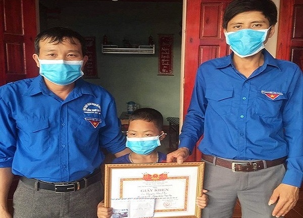 Tặng giấy khen cho nam sinh lớp 3 nhanh trí cứu 2 bạn đuối nước