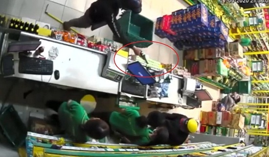 TP.HCM: Hai đối tượng cầm vũ khí nghi là súng vào cướp cửa hàng Bách hoá Xanh