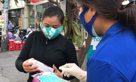 Video: Người bán hàng rong ở TP.HCM được tặng khẩu trang, nước rửa tay