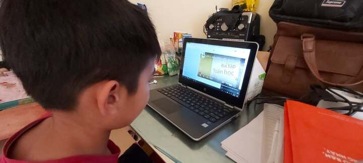 Nỗi lòng phụ huynh khi con học online: Người yên tâm, kẻ lo lắng
