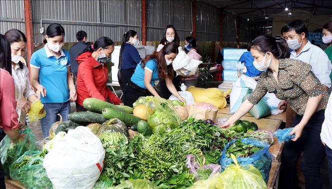 Nhiều giáo viên ở Hà Tĩnh tình nguyện nấu cơm miễn phí cho người cách ly