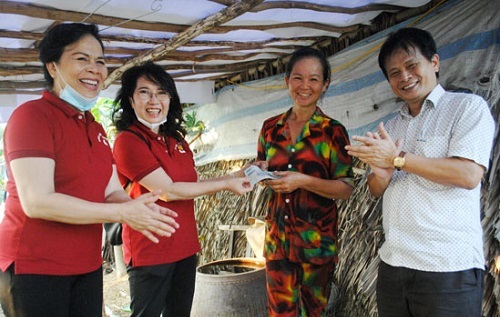 Ủng hộ hơn 800 bồn chứa nước giúp người dân miền Tây vượt qua hạn mặn