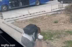 Video: Phẫn nộ cảnh du học sinh nhảy khỏi xe trên đường đưa tới khu cách ly