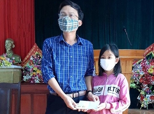 Hà Tĩnh: Cô bé lớp 6 viết thư tay, ủng hộ 1 triệu đồng chống dịch Covid-19