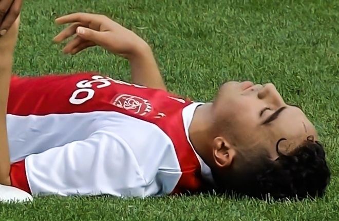 Ajax bất ngờ hủy hợp đồng với tiền vệ vừa tỉnh dậy sau 3 năm sống thực vật