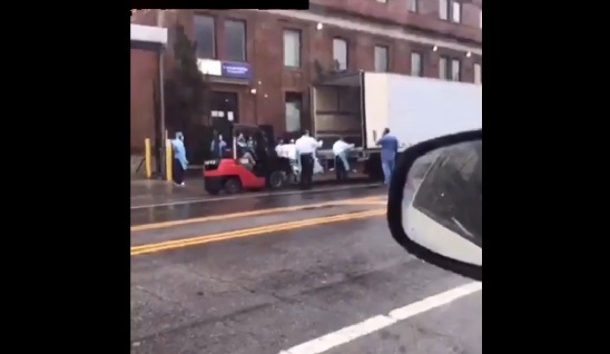 Xót xa hình ảnh các thi thể nhiễm Covid-19 được đưa lên xe tải đông lạnh ở New York