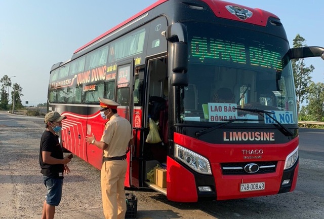 Xử lý 2 xe khách vượt chốt kiểm dịch Covid-19 trên QL1