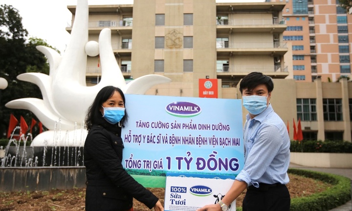 Vinamilk hỗ trợ 1 tỷ đồng tăng cường sản phẩm dinh dưỡng cho các y bác sỹ và bệnh nhân bệnh viện Bạch Mai 