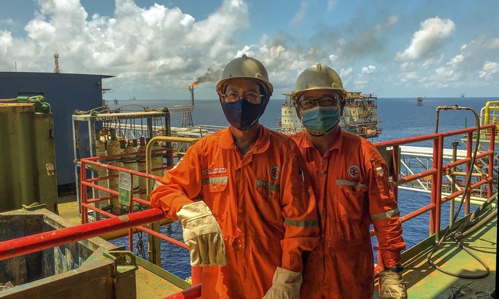 Người lao động dầu khí đồng cam cộng khổ vượt gian khó