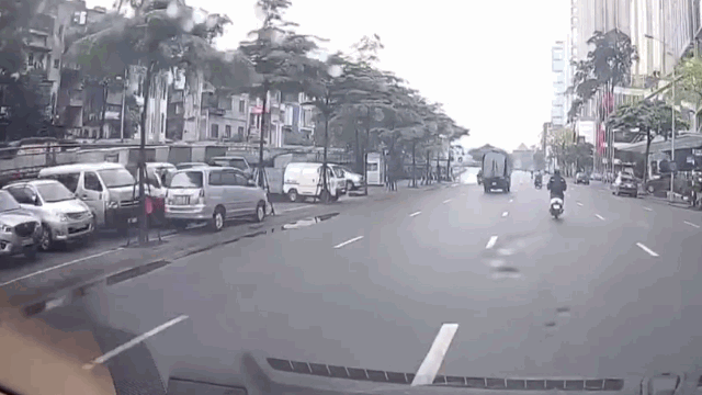 Video: Tài xế ô tô tải đánh lái xoay 180 độ tránh xe đạp điện bất ngờ sang đường