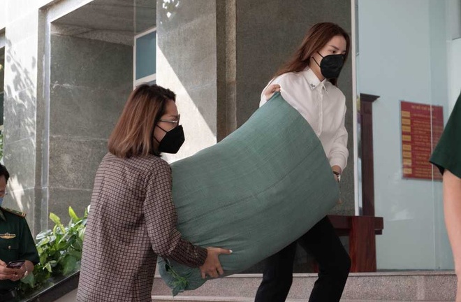 Kỳ Duyên ủng hộ 1000 trang phục bảo hộ, 1500 chai nước rửa tay cho chiến sĩ biên phòng