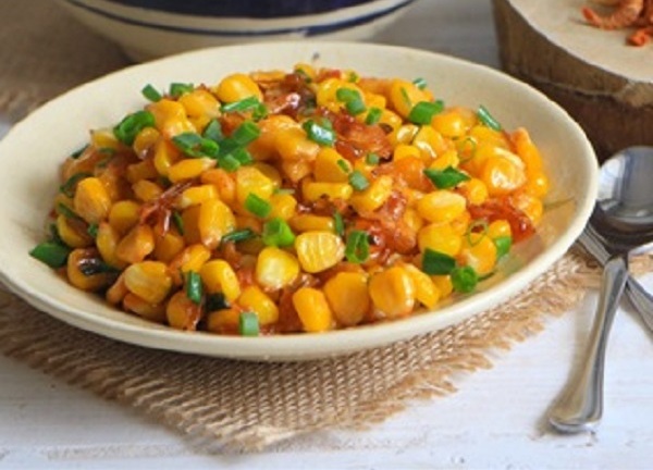 Ở nhà mãi cũng chán, mẹ đảm tự vào bếp làm món ăn vặt được cả nhà khen nức nở