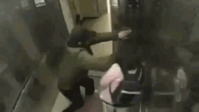 Video: Gã đàn ông no đòn vì cướp nhầm nữ sinh giỏi võ