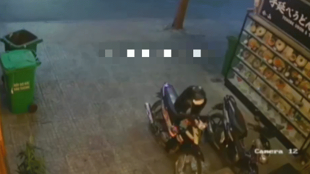 Video: Thanh niên bịt mặt bẻ khóa, trộm xe máy trong 10 giây
