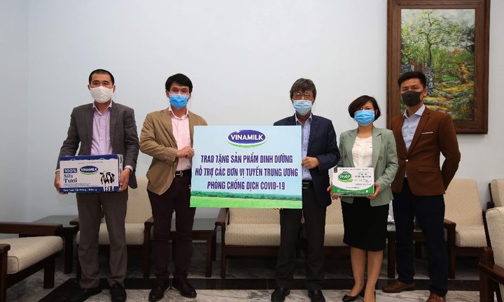 Vinamilk ủng hộ gần 15 tỷ đồng để tiếp sức cho các đơn vị tuyến đầu trên cả nước chống dịch 