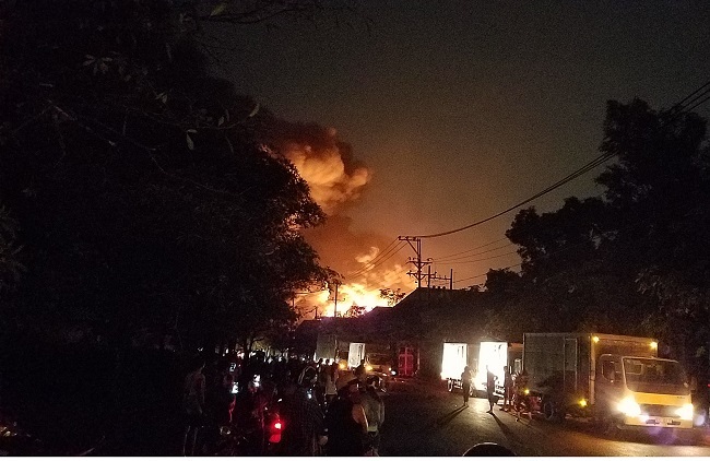 Điều tra nguyên nhân công ty sản xuất hóa chất bốc cháy dữ dội ở Long An