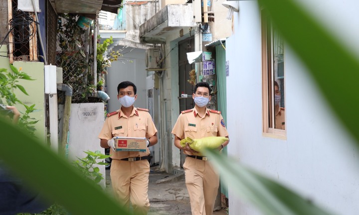 CSGT Công an TP.HCM mang quà đến tận nhà những người có hoàn cảnh khó khăn