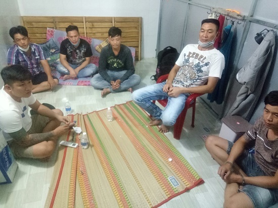 Bắt quả tang 20 đối tượng đánh bạc trong tiệm cầm đồ, thu giữ nhiều