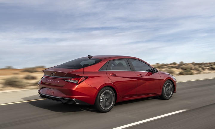 Hyundai Elantra 2021 chốt giá gần 300 triệu, “quyết đấu” Mazda3