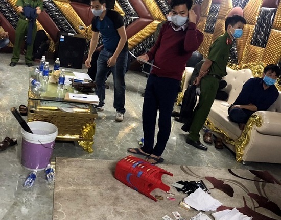 Triệt phá ổ nhóm đánh bạc chuyên nghiệp chỉ hoạt động sau 23h dưới tầng hầm